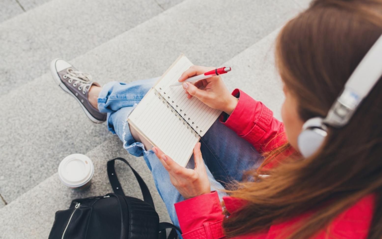 Teilnehmer arbeiten an Franchise-Konzepten im Workshop